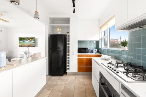 Bright 2-Bed Flat with Balcony in Vaucluse - image 14
