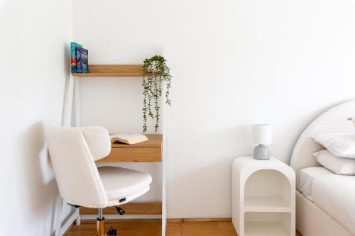 Bright 2-Bed Flat with Balcony in Vaucluse - image 9