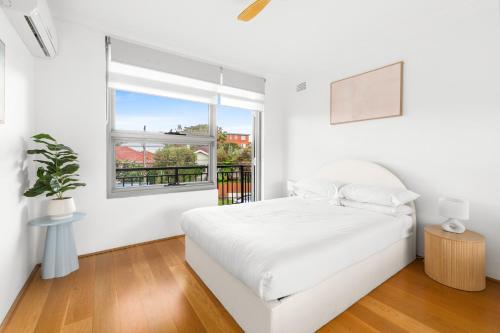 Bright 2-Bed Flat with Balcony in Vaucluse - image 4