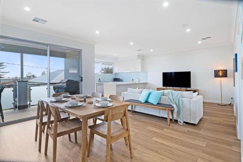 Közös társalgó / TV, Ocean Views on Grundy | New Home | Family Friendly in Christies Beach