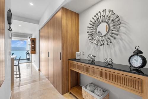 Oceanfront, five star one bedroom new condo, Puerto Vallarta (Foto 10)