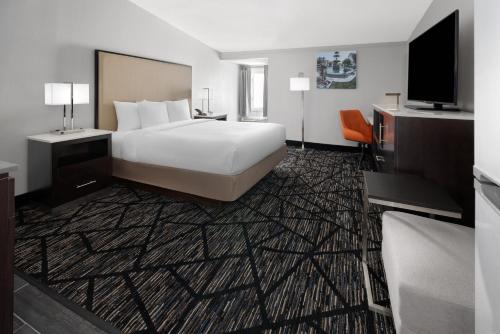 Clarion Inn & Suites - image 9