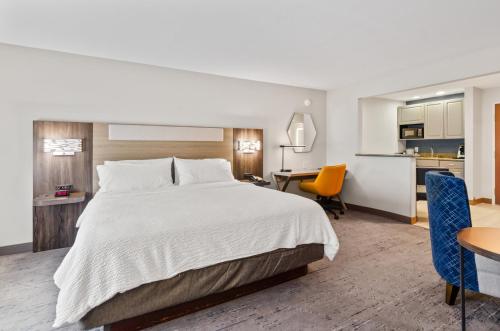 Holiday Inn Express Hotel & Suites Mount Airy an IHG Hotel - image 7