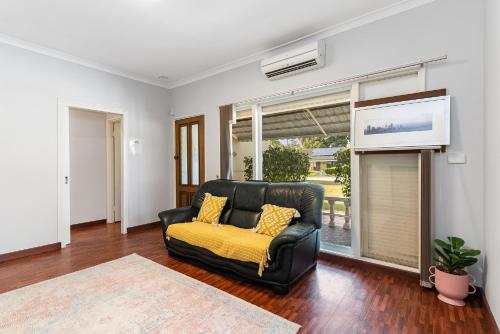 Charming Cloverdale Getaway, Perth