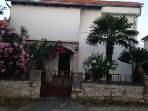  Apartmani Lara, Ferienwohnung in Srima