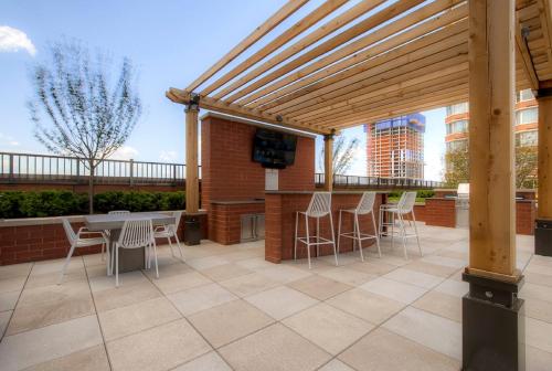 Global Luxury Suites at Newport - image 6