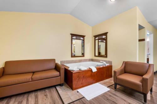 Econo Lodge Inn & Suites Eau Claire - image 12