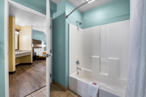 Econo Lodge Inn & Suites Eau Claire - image 10