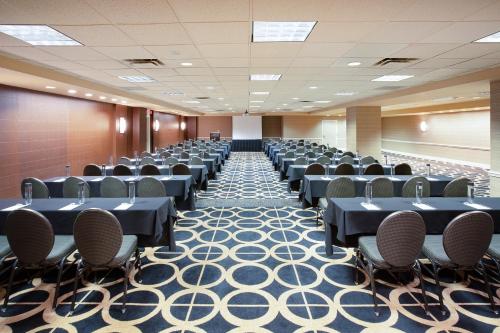 Crowne Plaza Kansas City Downtown an IHG Hotel - image 12