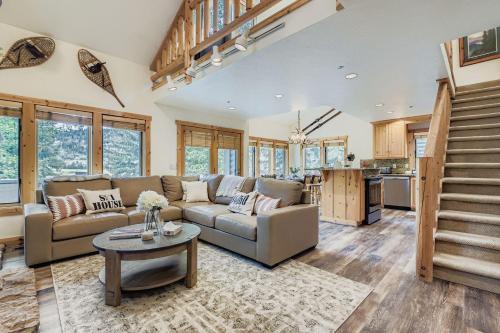 402 Timber Escape at Chapparal! Relaxing Deer Valley Condo with Hot Tub! Close to Skiing & Hiking! c