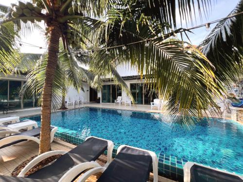 Swimming pool, The Snug & The Sierra Airportel in Phuket Airport