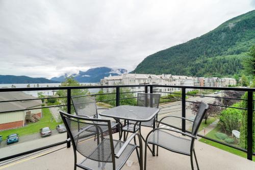 陽台/露台, Scenic 3BR unit in Harrison in 哈里森溫泉