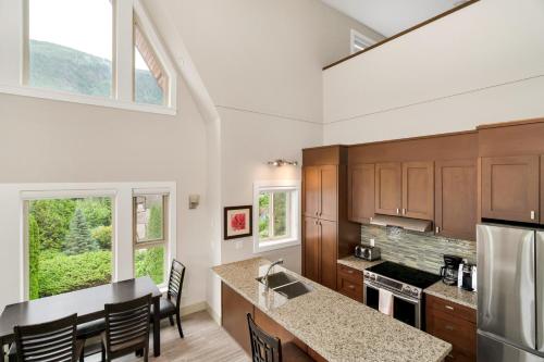 廚房, Scenic 3BR unit in Harrison in 哈里森溫泉
