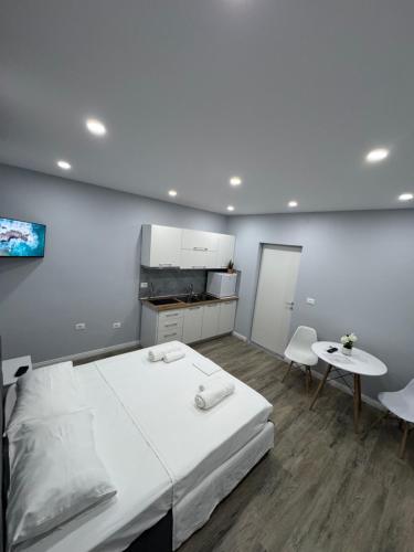 Arlis Apartments - near North and South Terminal in เมเซซ-ฟูเช