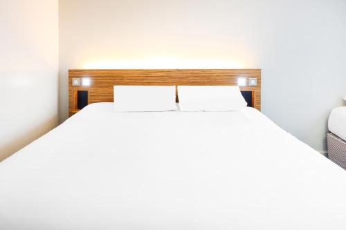 1 king bed, 1 twin bed