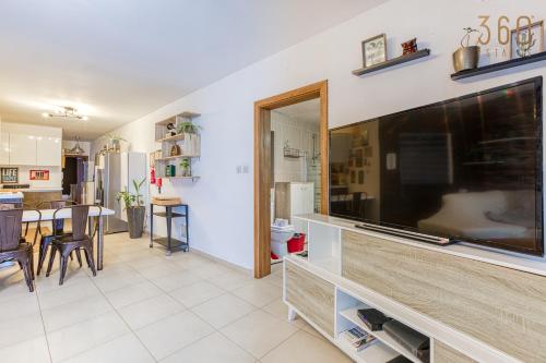 ห้องส่วนกลางสำหรับนั่งเล่น/ดูทีวี, Charming, fully equipped 2BR home with sea views by 360 Estates in ซกาชรา