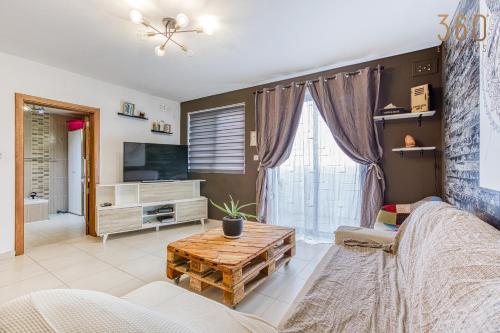 ห้องส่วนกลางสำหรับนั่งเล่น/ดูทีวี, Charming, fully equipped 2BR home with sea views by 360 Estates in ซกาชรา