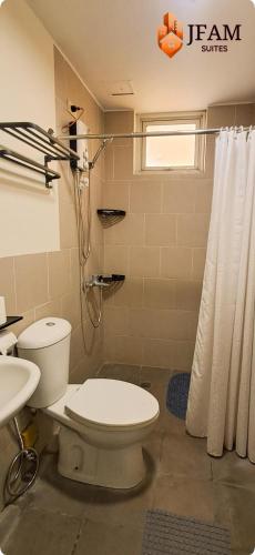 JFam Suites - Studio and 1Bedroom Units! - 화장실