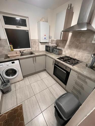 Contractor home close to centre and motorway links, Liverpool (photo 8)