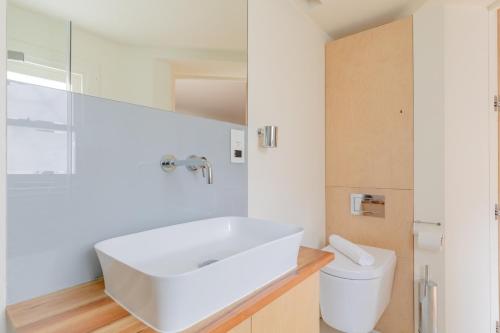 Refined 3BD Garden Retreat in the Heart of London - image 9