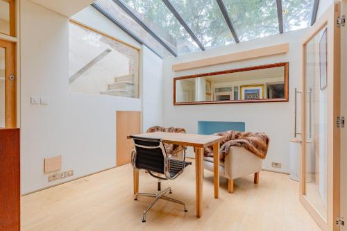 Refined 3BD Garden Retreat in the Heart of London - image 4