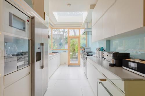 Refined 3BD Garden Retreat in the Heart of London - image 3