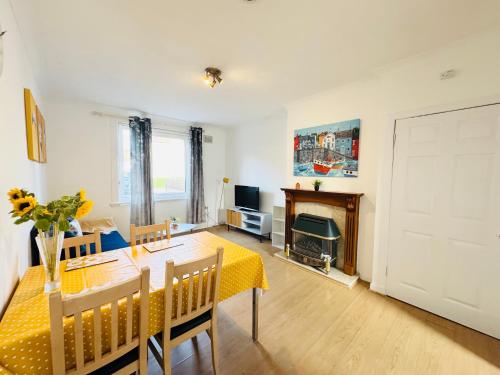 Shared lounge/TV area, Murrayfield Maindoor flat with Free parking and Great Public transports Link in Murrayfield