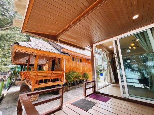 수랏타니 Wangsarai Resort and Restaurant วังสาหร่าย รีสอร์ต และ ร้านอาหาร 3성급 게스트하우스 레스토랑