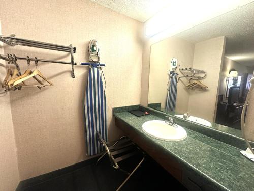 OYO Hotel East Macon I-75 Room Type - King Room