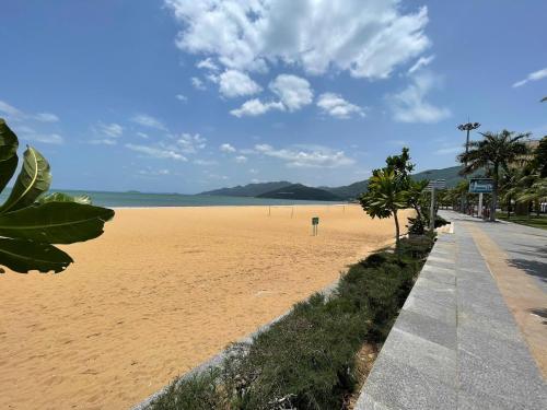 Nơi tham quan gần đây, Khách sạn Đông Tây Quy Nhơn (Khach san Đong Tay Quy Nhon) in Quy Nhơn (Bình Định)