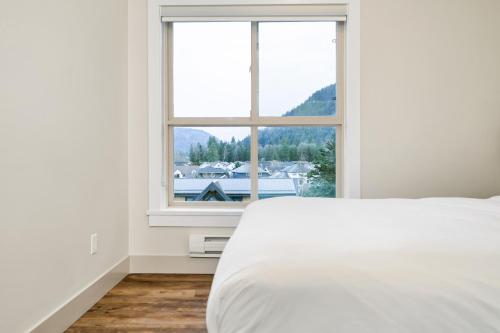 3BR Lakeside Retreat at Harrison