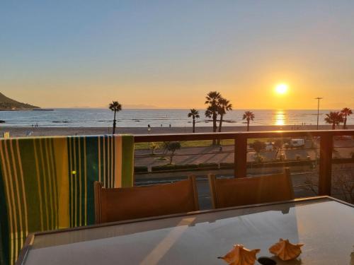 Flat 9, Beachfront 2 Bedroom with Sea View for 4