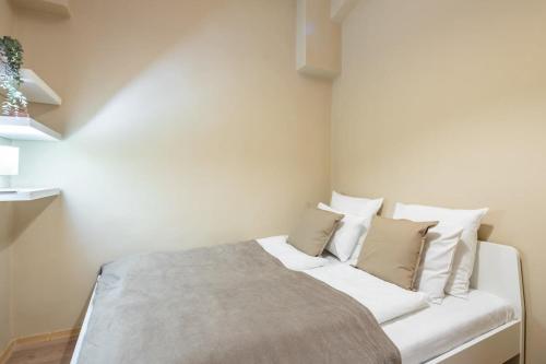 Very Central & Cozy apartment - image 10