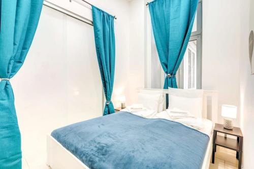 Central - NEW with Balcony - Charming - image 3