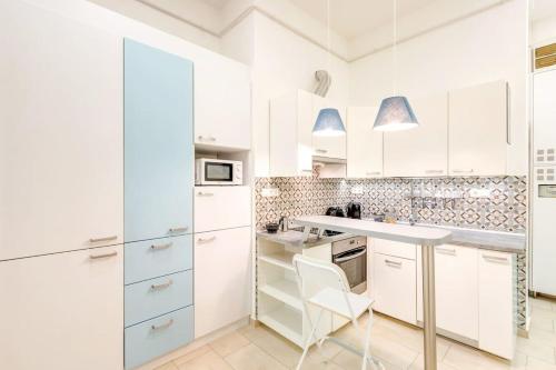 Central - NEW with Balcony - Charming - image 3