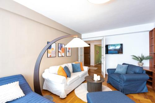 Central - Balcony - Large - Comfy - image 5
