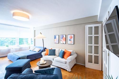 Central - Balcony - Large - Comfy - image 11