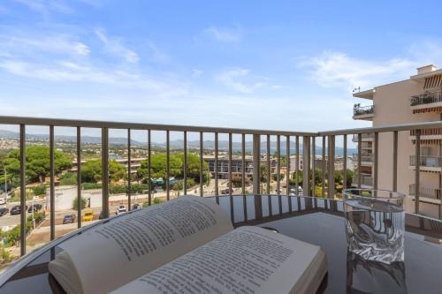 Le Thalassa - Spacious - Sea View - AC - Parking - Pool in Les Breguieres