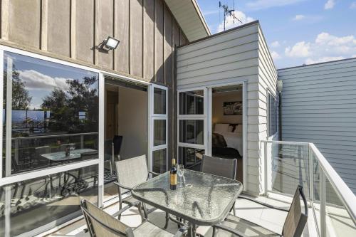 Lake View Bliss - Lake Taupo Holiday Home - image 4