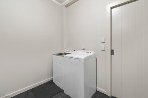 Lake View Bliss - Lake Taupo Holiday Home - image 2
