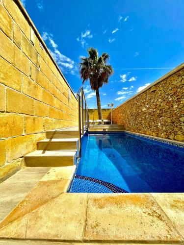 Ta' Rozi 5 Bedrooms, 6 Bathrooms and private pool – khách sạn tại Gharb