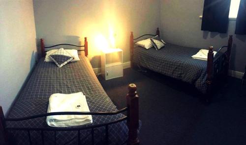2 twin beds
