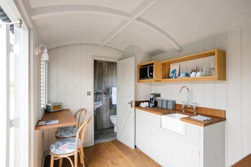Shepherds Huts at The Cornish Arms in แพดสโตว์