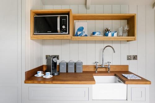 Shepherds Huts at The Cornish Arms in แพดสโตว์