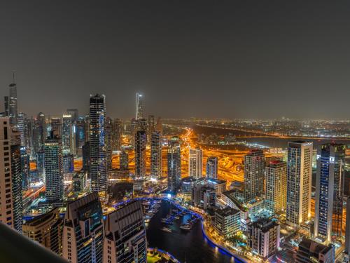 Oceanfront 3BR Haven Marina Views-Private Beach Access, Dubaï