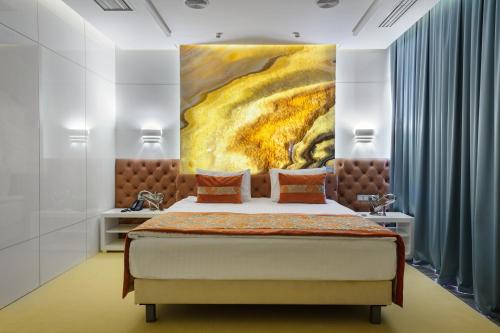 1 king bed, 1 sofa bed