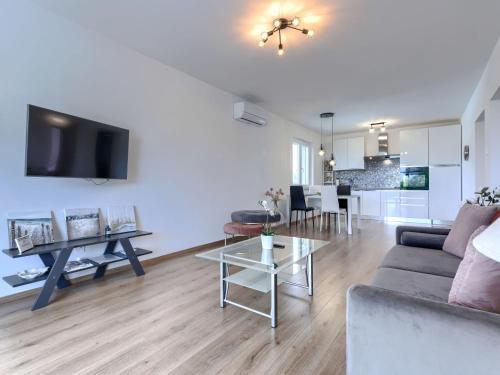 Apartment Villa Del Sol by Interhome in Strmac