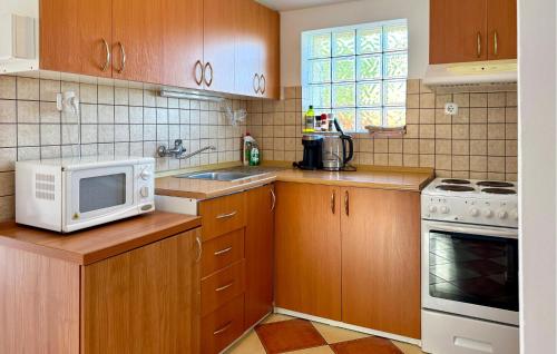 virtuve, Beautiful Apartment In Labin With Wifi in Diminici
