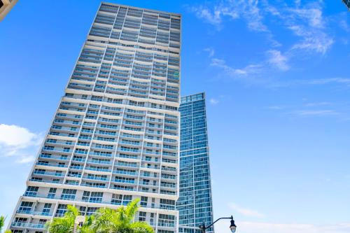 40th floor High Ceiling Condo Icon Brickell with Bay and Pool view and 5 star amenities