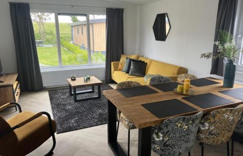 Shared lounge/TV area, Vakantiepark de Zeeuwse Parel - Oosterschelde in Tholen